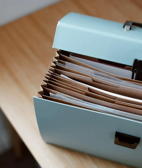 Photographie d'une valise contenant des dossiers