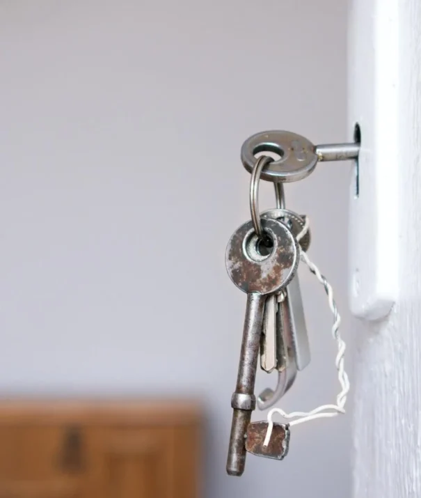 Photo d'une clé insérée dans un porte.