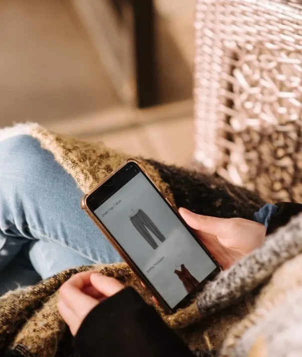 Photographie d'une personne faisant son shopping sur un e-commerce sur son portable