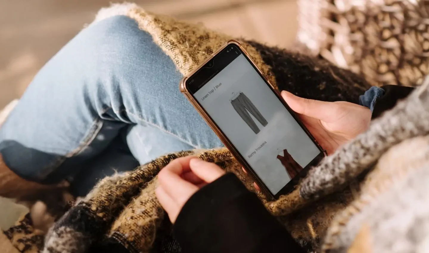 Photographie d'une personne faisant son shopping sur un e-commerce sur son portable