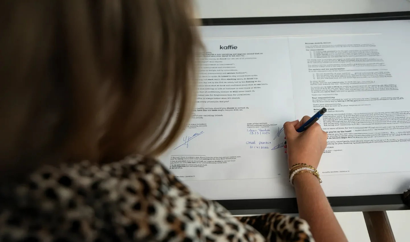 Photographie d'une avocate qui signe un papier