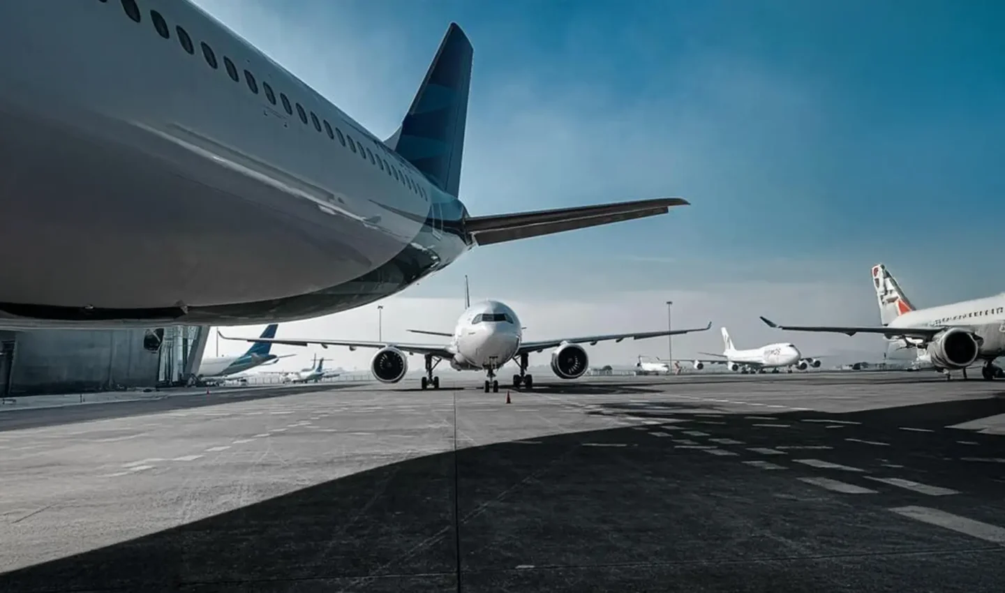 Image d'un avion sur le tarmac d'un aéroport
