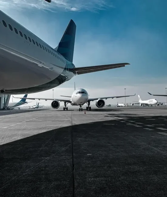 Image d'un avion sur le tarmac d'un aéroport