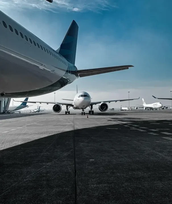 Image d'un avion sur le tarmac d'un aéroport