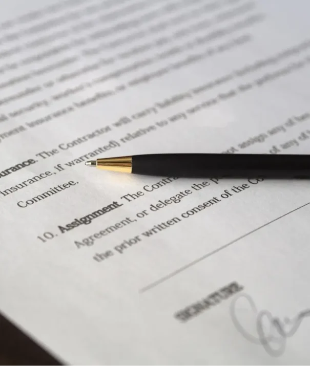 Photographie d'un contrat avec un stylo posé par dessu