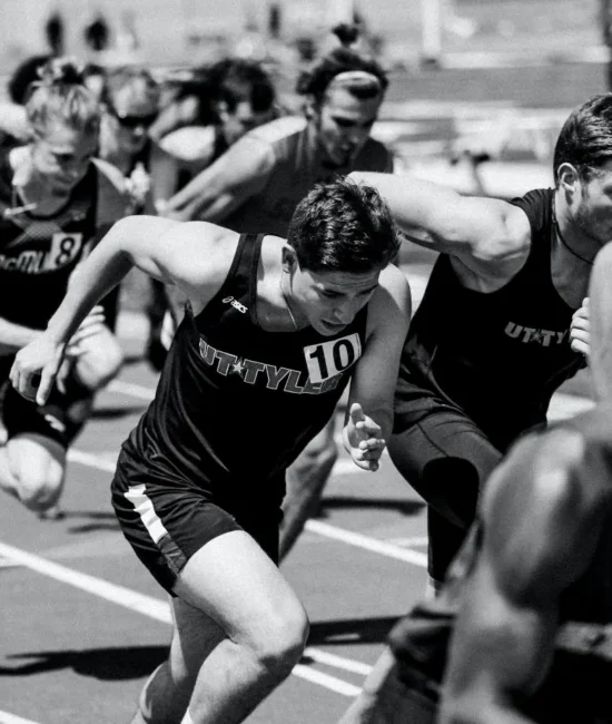 Photographie de coureurs sur une piste de course