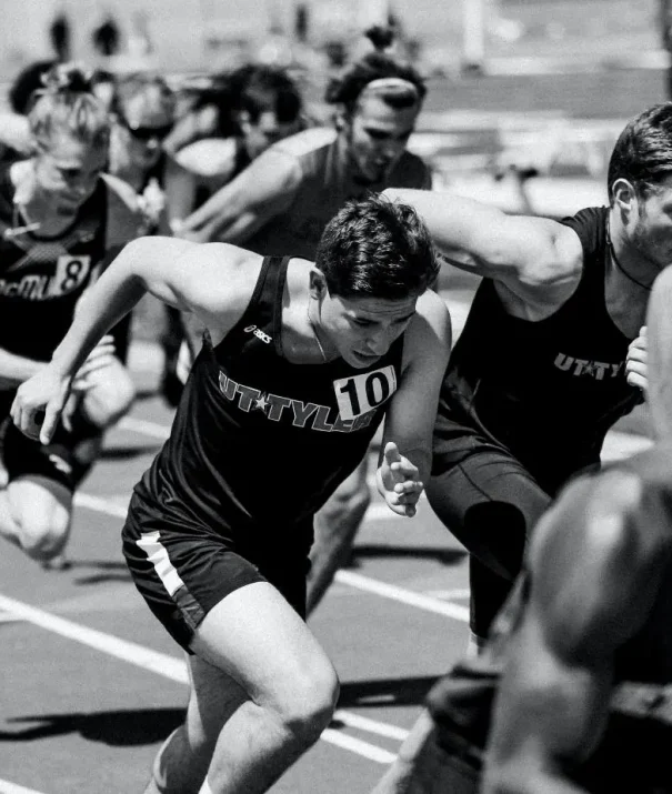 Photographie de coureurs sur une piste de course