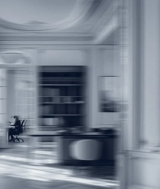 Image d'une personne travaillant dans un cabinet d'avocat