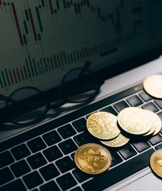 Image d'un ordinateur avec des bitcoins