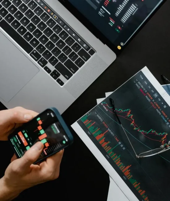 Image d'une personne qui trade à l'aide de son ordinateur et de son portable