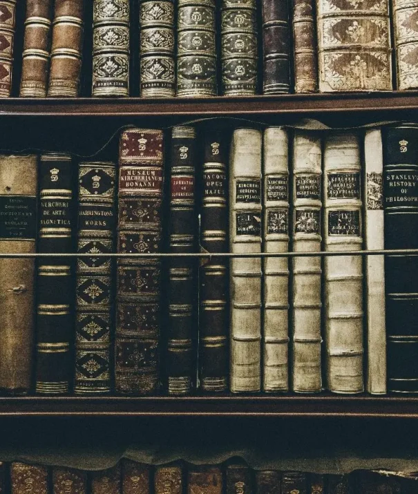 Photo d'une bibliothèque contenant de gros livres