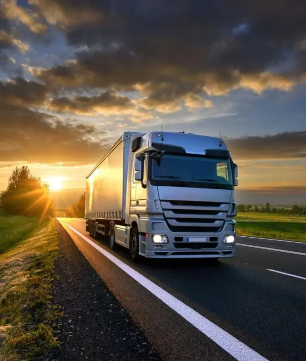 Photographie d'un camion roulant sur la route